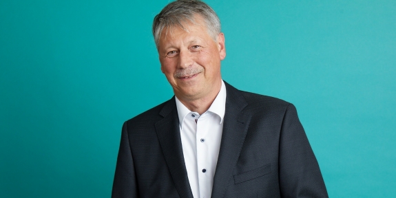 Älterer Mann im Anzug lächelt