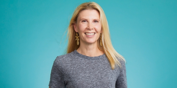 Lächelnde blonde Frau