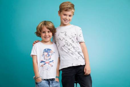 Zwei Kinder, die etwas schüchtern wirken