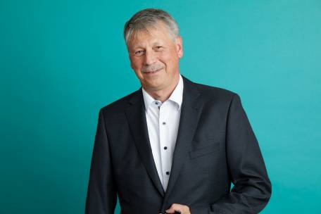 Älterer Mann im Anzug lächelt