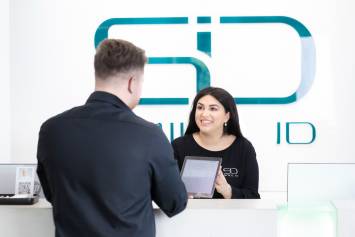 Patient unterhält sich mit ZFA am Praxisempfang